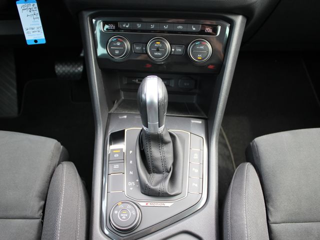 Tiguan 2,0 TDI 4M R-Line PanoD*Navi*AHK*19"Alu