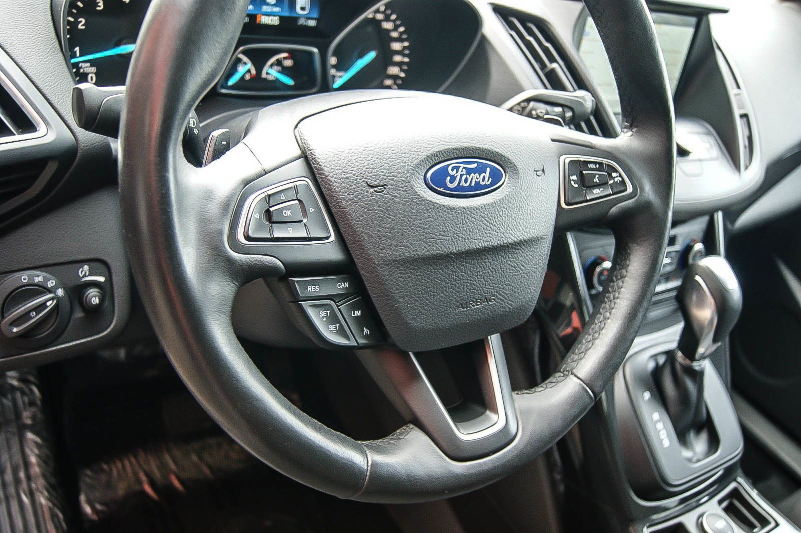 Fahrzeugabbildung Ford Kuga 1.5 Aut Titanium XENON NAVIGATION PDC 1HAND