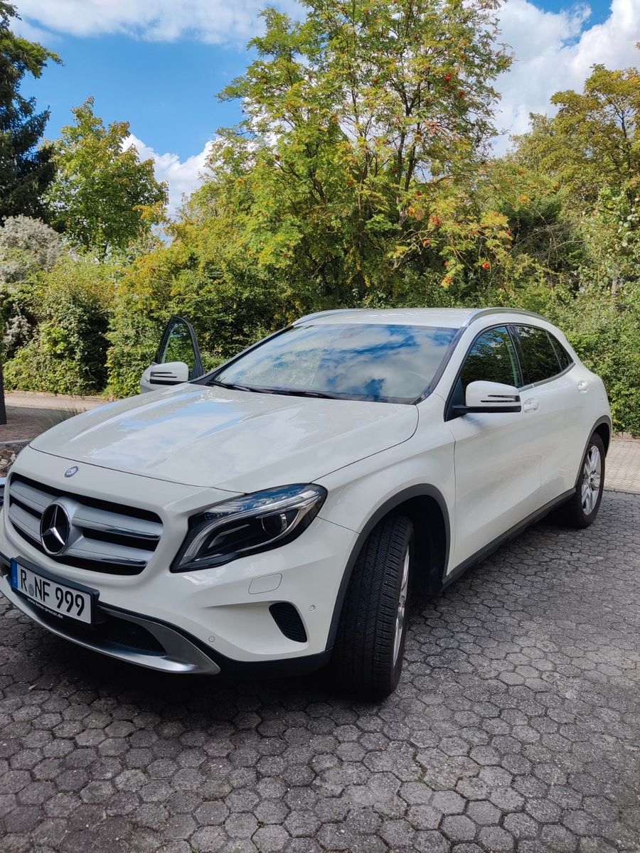 MERCEDES-BENZ GLA 200 Style Style