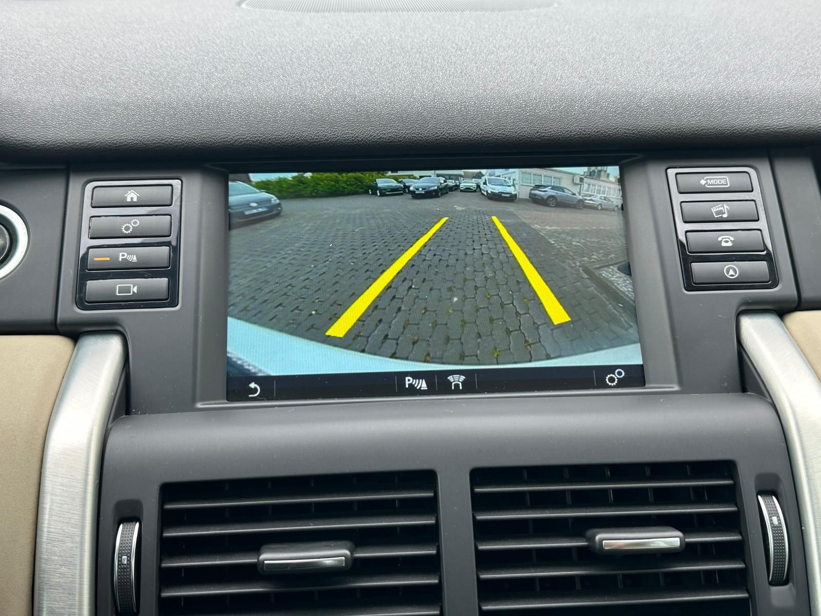 Fahrzeugabbildung Land Rover Discovery Sport SE AWD LED+PANO+KAM+NAVI+TEMPO+