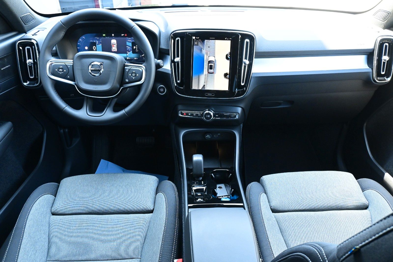 Fahrzeugabbildung Volvo XC40 B3 DKG Plus Black Edition*FSHZG*360*ACC*AHK