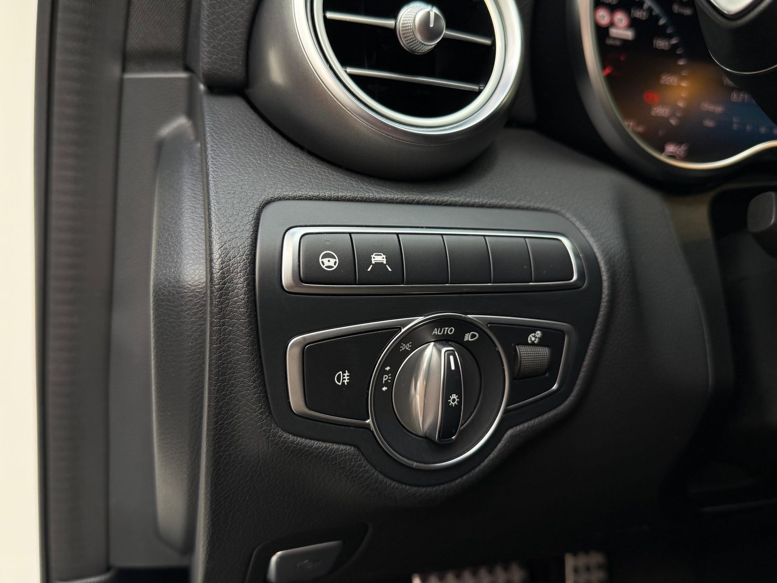 Fahrzeugabbildung Mercedes-Benz C 300 d 4M AMG-Line MULTIB+NIGHT+NAV+KAM+VIRTUAL