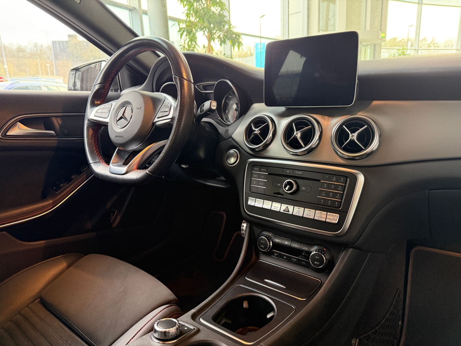 Fahrzeugabbildung Mercedes-Benz GLA 250 4Matic AMG-Line 360° LED SHZ NAVI