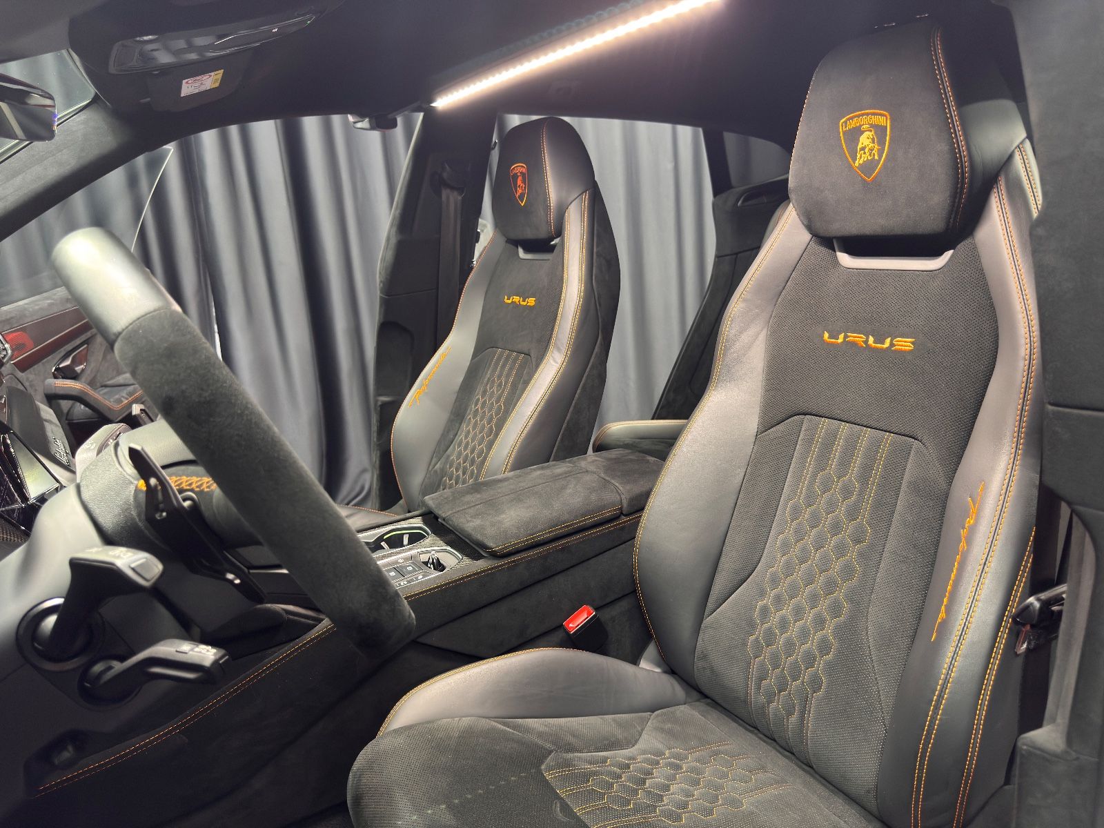 Fahrzeugabbildung Lamborghini Urus Performante|FULL-CARBON|AKRAPOVIC|MASSAGE|