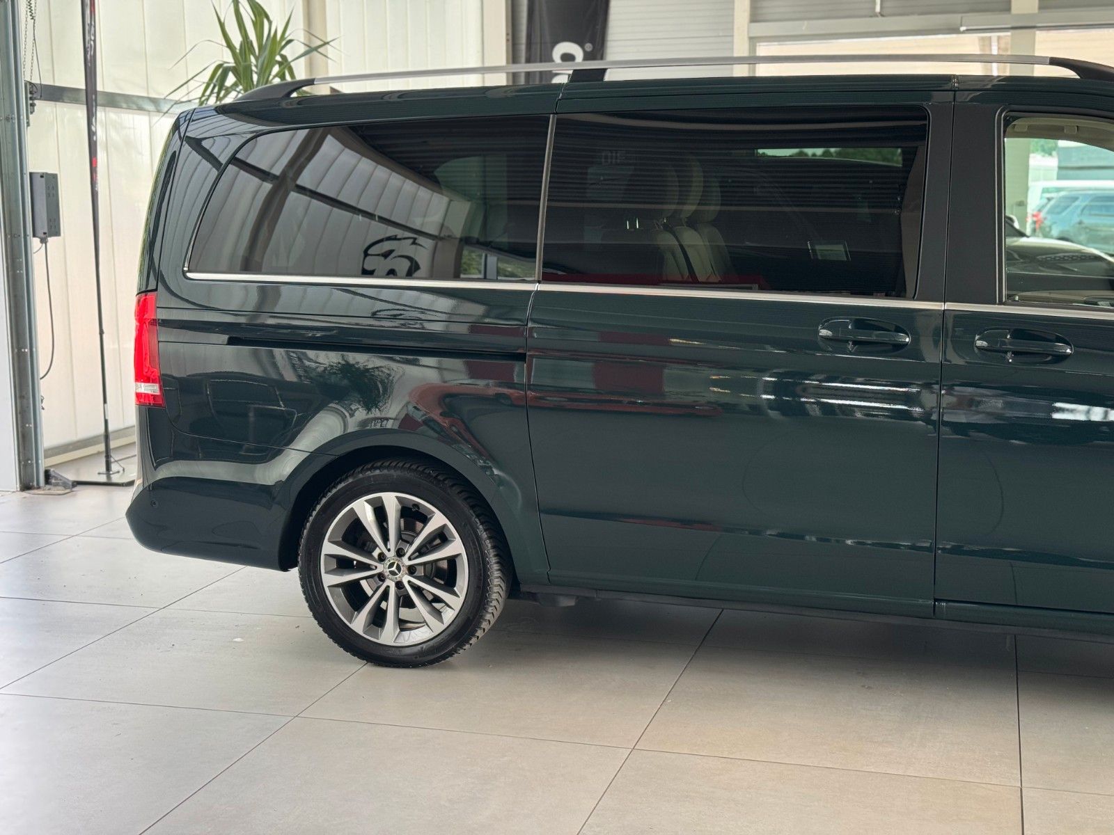 Fahrzeugabbildung Mercedes-Benz V-Klasse V 250d AVANTGARDE EDITION lang "AHK"