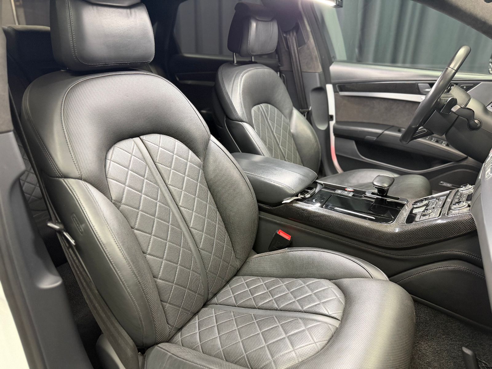 Fahrzeugabbildung Audi S8 4.0 TFSI quattro plus |KERAMIK|CARBON|MASSAGE