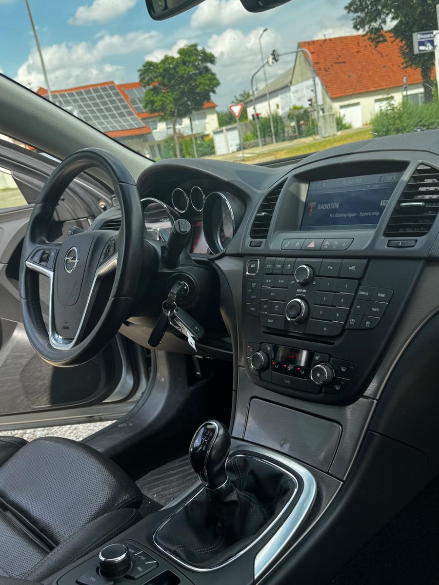 Opel Insignia 2011 — photo 14