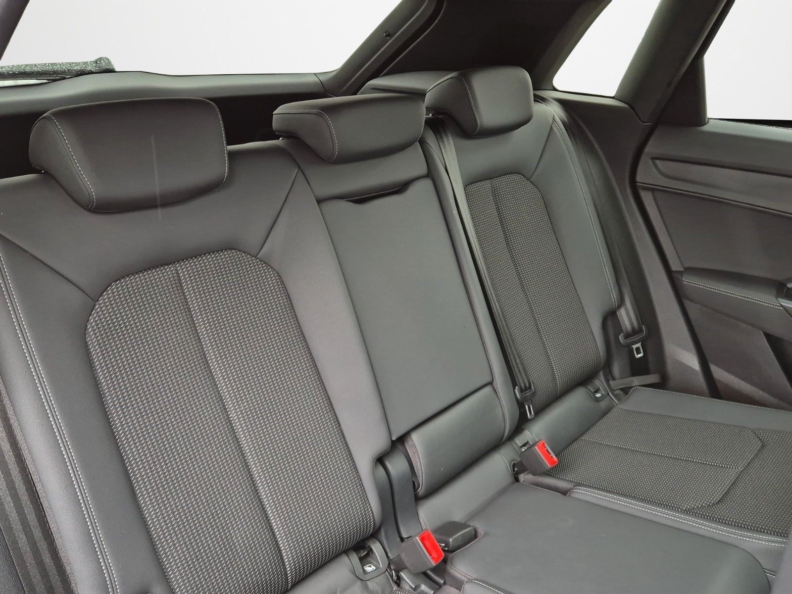 Fahrzeugabbildung Audi Q3 35 TFSI S LINE S TRONIC PANO TOTW ALLW LED