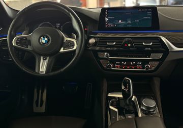 Fahrzeugabbildung BMW M550d xDr Pano HUD ACC DAB H/K Apple Carplay