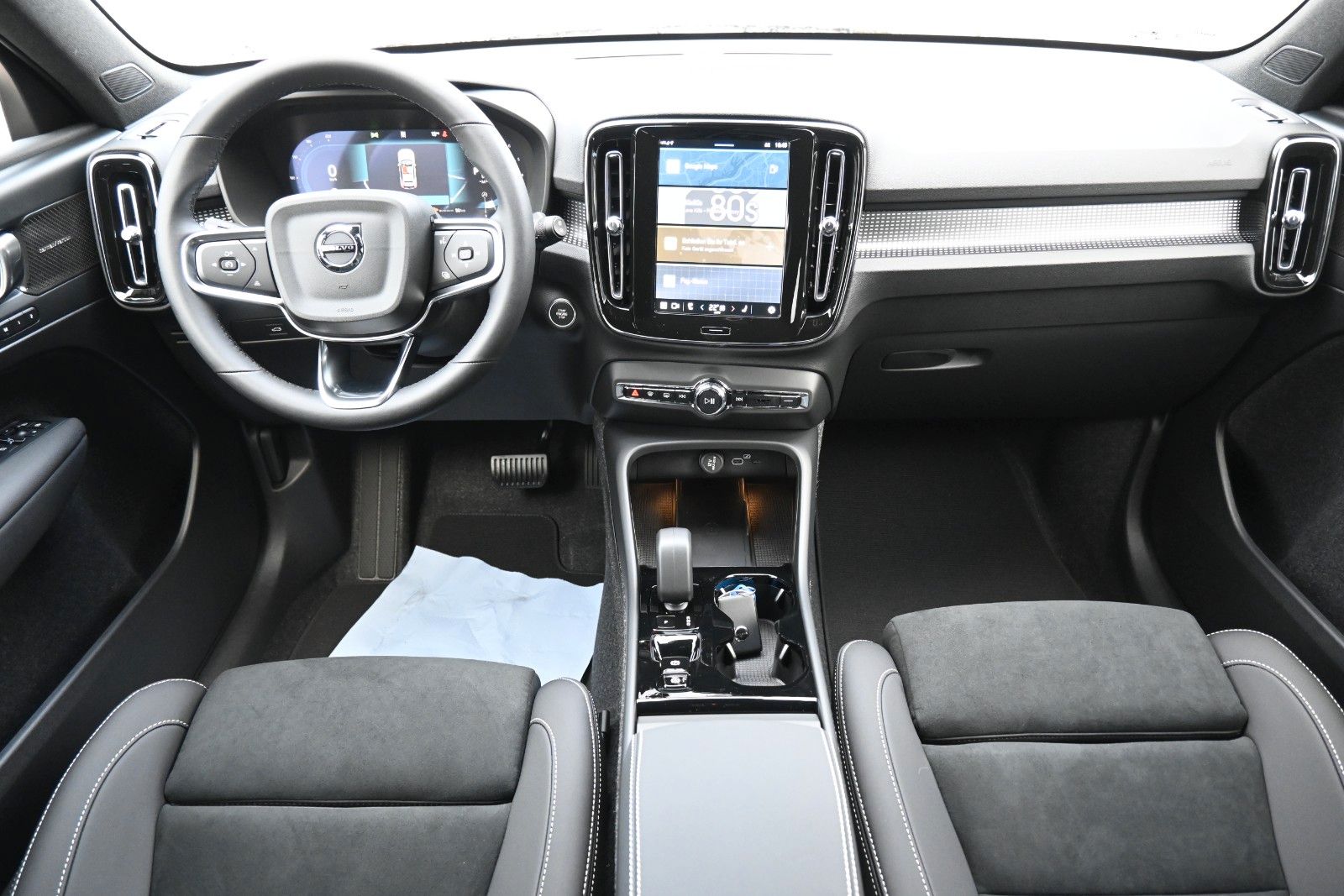 Fahrzeugabbildung Volvo XC40 B3 DKG Plus Black Edition*FSHZG*360°*ACC