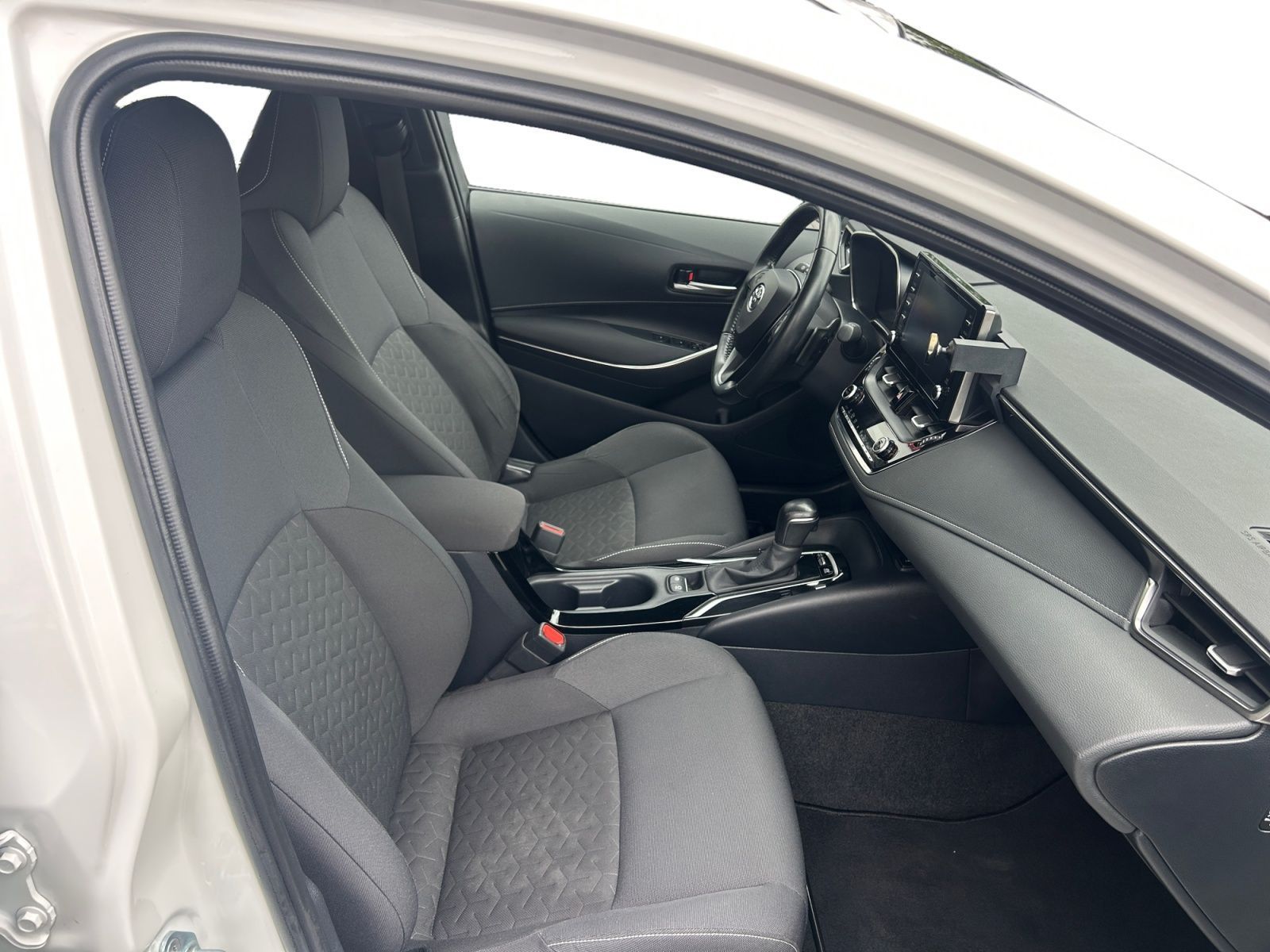 Fahrzeugabbildung Toyota Corolla 2.0 Hybrid Business Edition ACC NAVI RFK