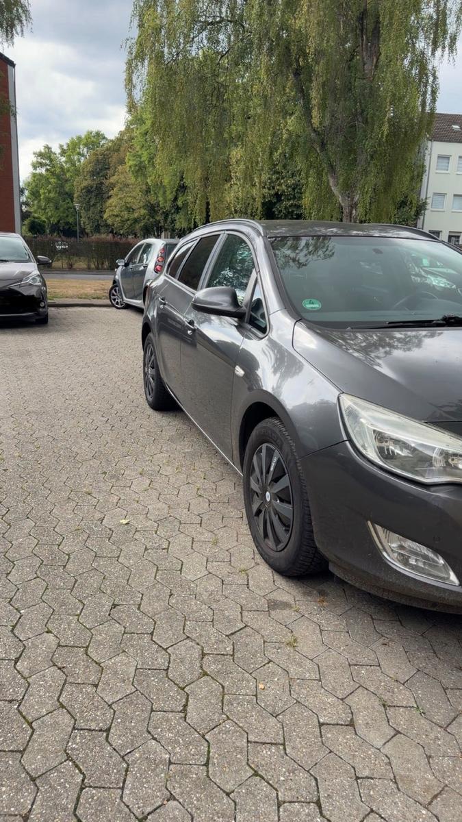 Opel Astra 2011 — rear view