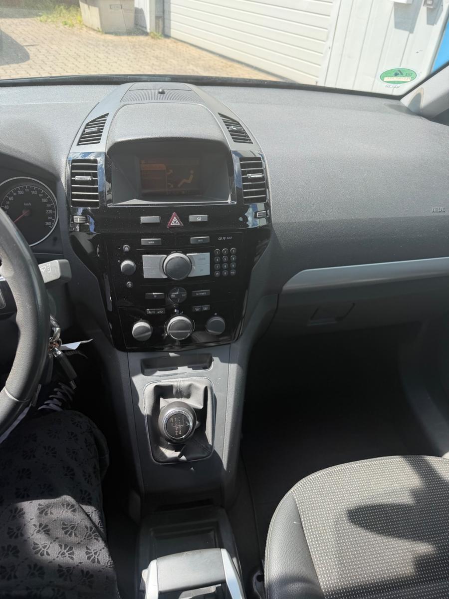 Opel Zafira 2011 — photo 17