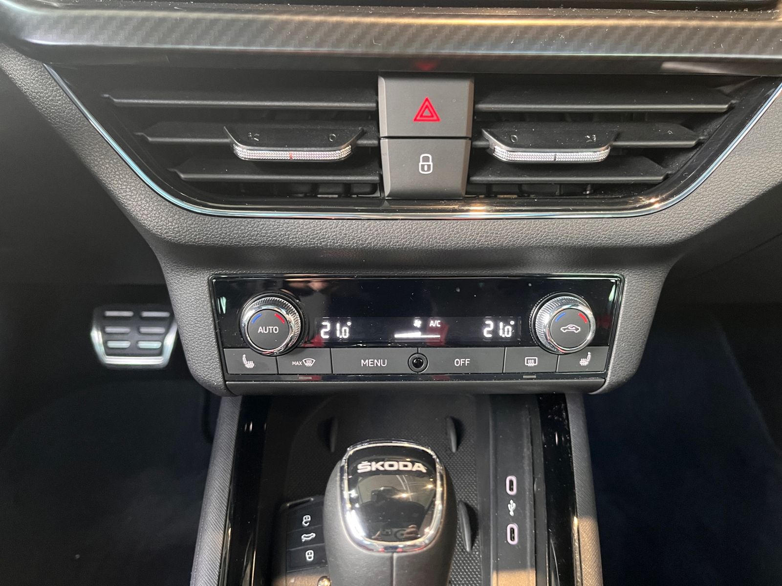 Fahrzeugabbildung SKODA Kamiq Monte Carlo AHK PANO ACC LED