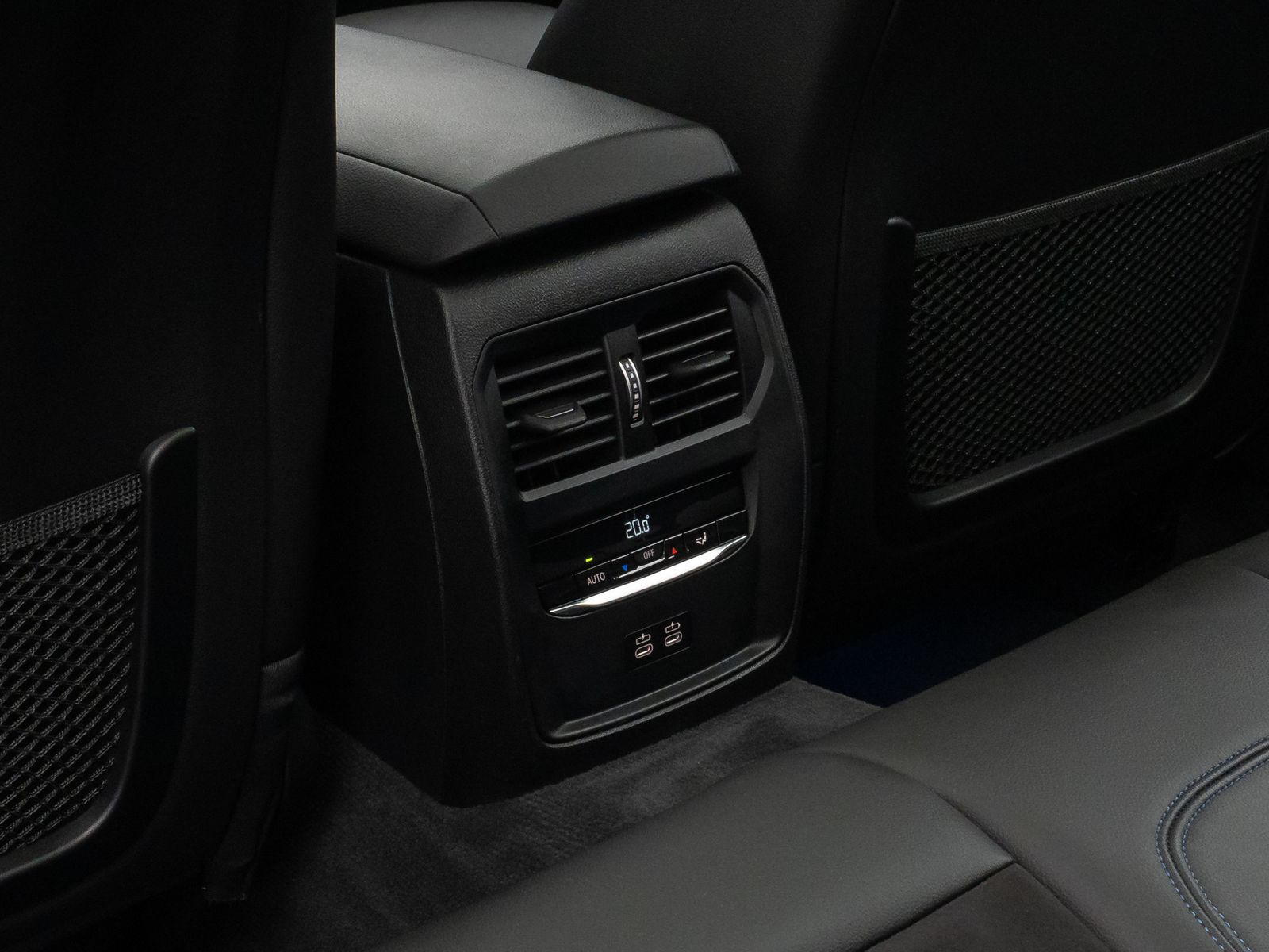 Fahrzeugabbildung BMW 330e  M Sport Panorama Laser Kamera HUD HiFi