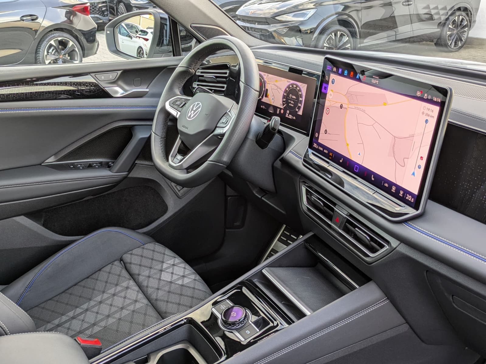 Fahrzeugabbildung Volkswagen Tiguan 2.0 TDI 4M R-Line PANO*H&K*AHK*MATRIX*20"