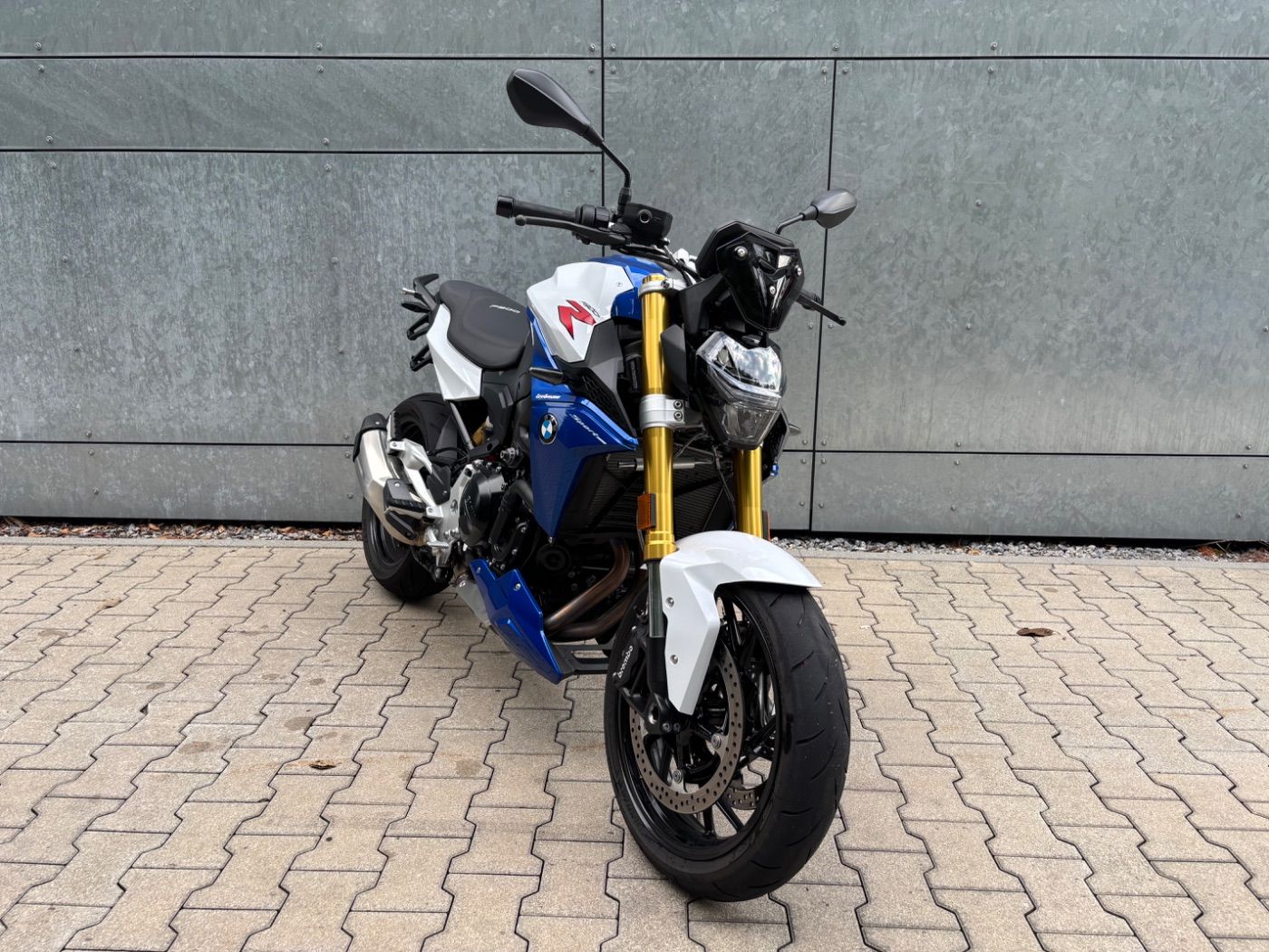 Fahrzeugabbildung BMW F 900 R Style Sport mit kurzem Kennzeichenhalter
