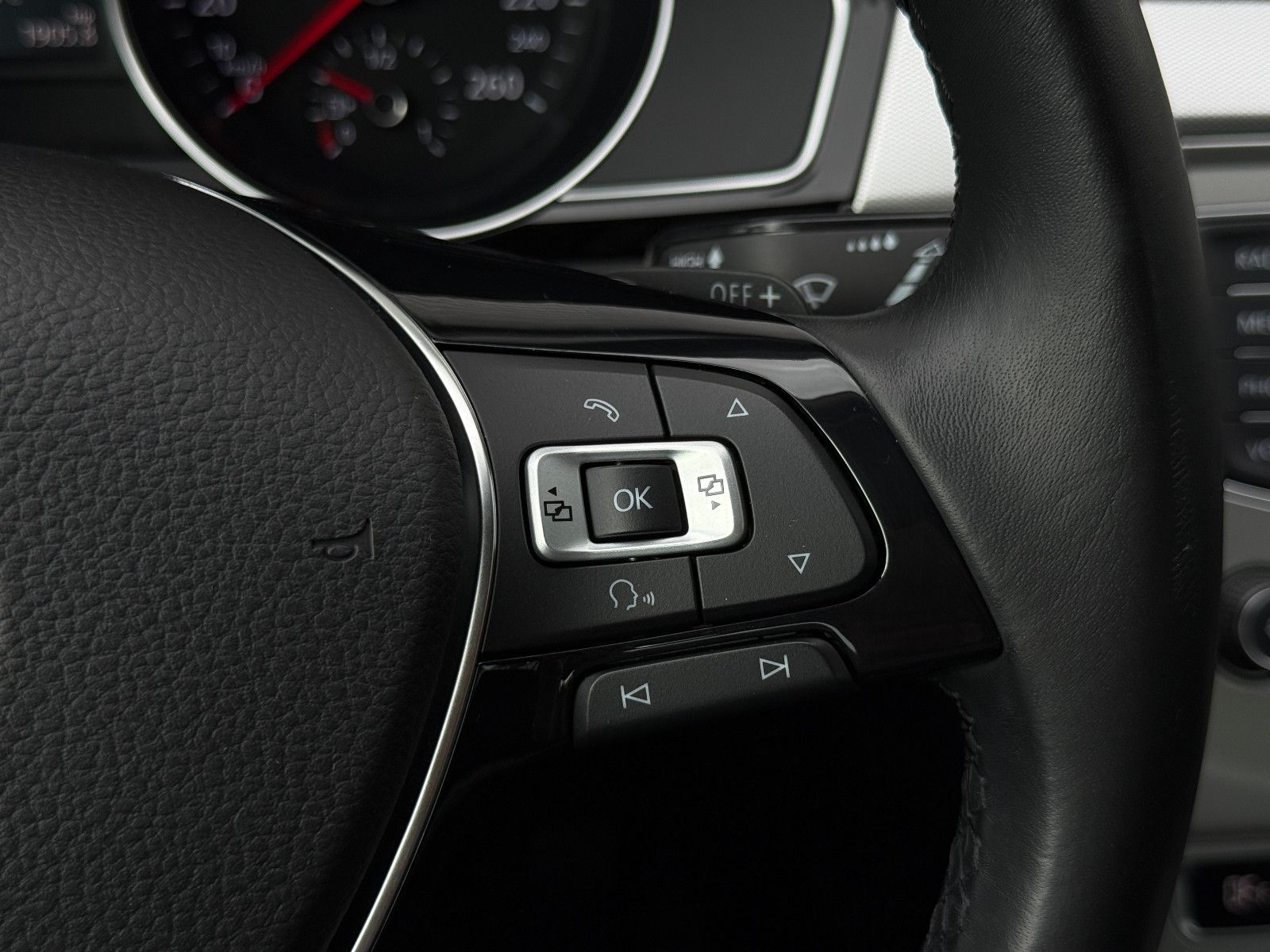 Fahrzeugabbildung Volkswagen Passat Comfortline DSG ACC Navi PDC SHZ Massage