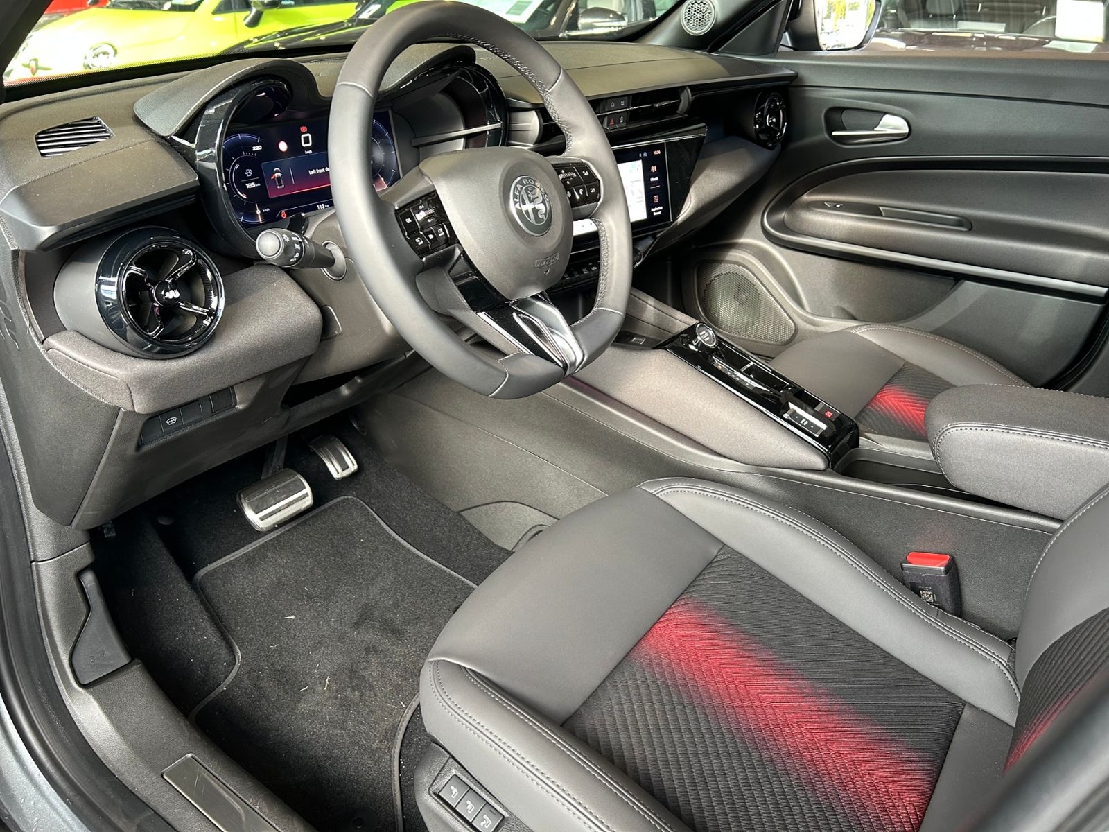 Fahrzeugabbildung Alfa Romeo Junior Ibrida Speciale - Technologie Paket