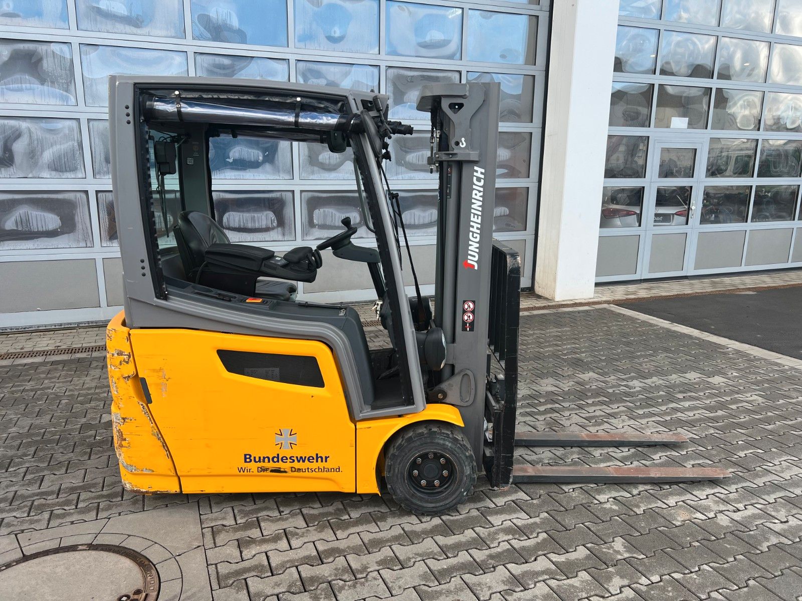 Fahrzeugabbildung Jungheinrich EFG 218 / Triplex 4.30m / SS / nur 1.738h