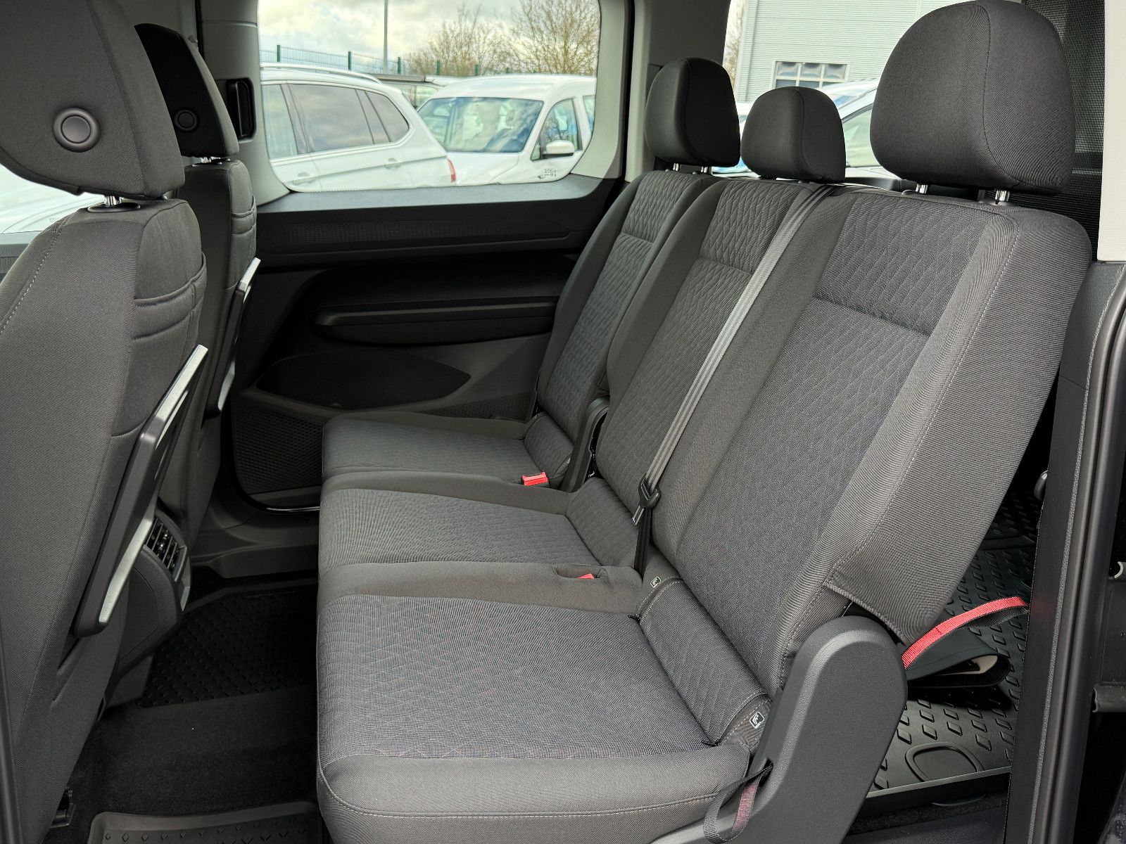 Fahrzeugabbildung Volkswagen Caddy Life Maxi TSI DSG ACC AHK LED Kamera Sthz