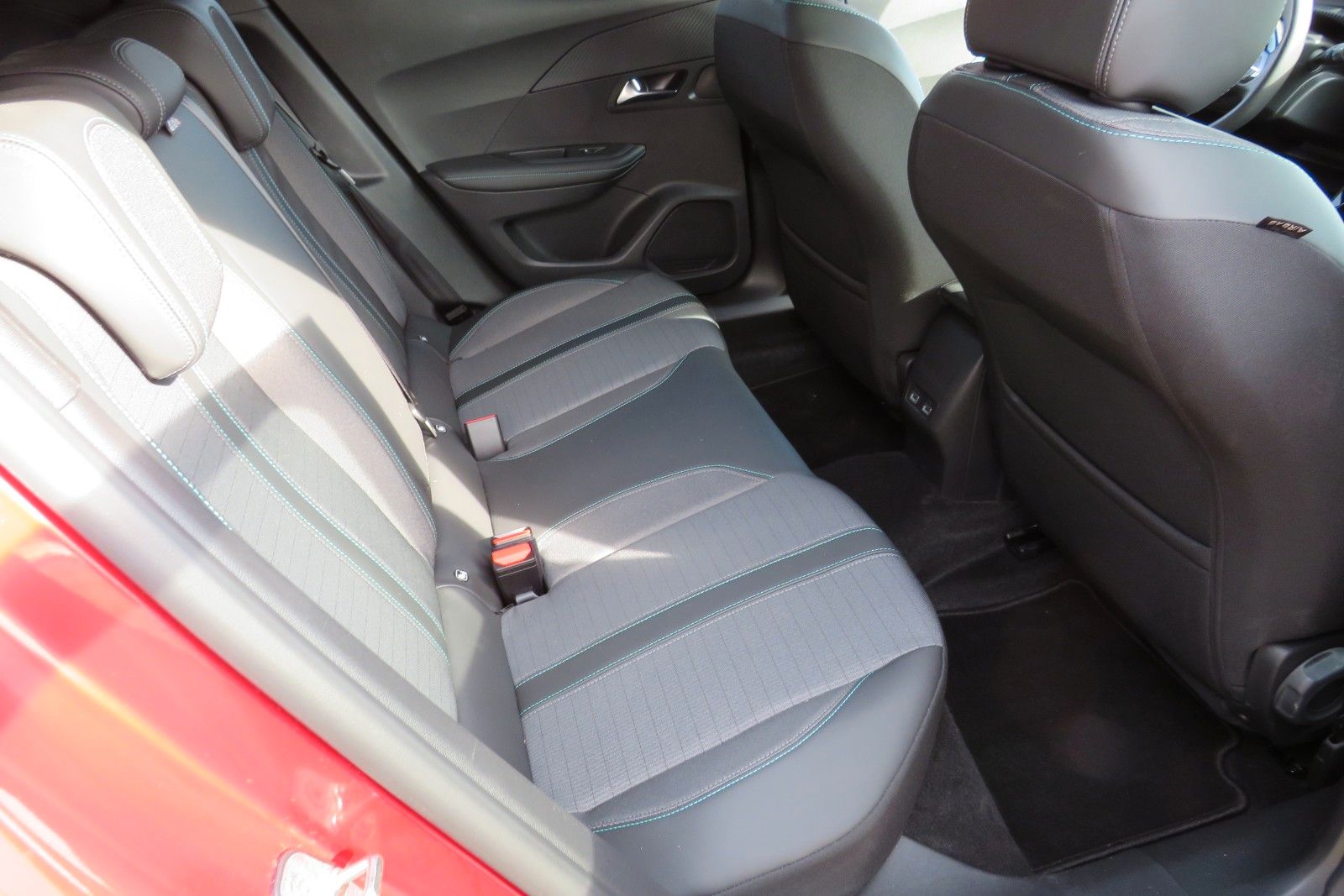Fahrzeugabbildung Peugeot 2008 e- ALLURE NAVI GRA APP-CON SITZH. PDC 1.HD