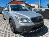 Skoda Octavia Combi Scout 4X4*BiXenon*AHK*1.Hand* - Skoda aus 2012: Scout