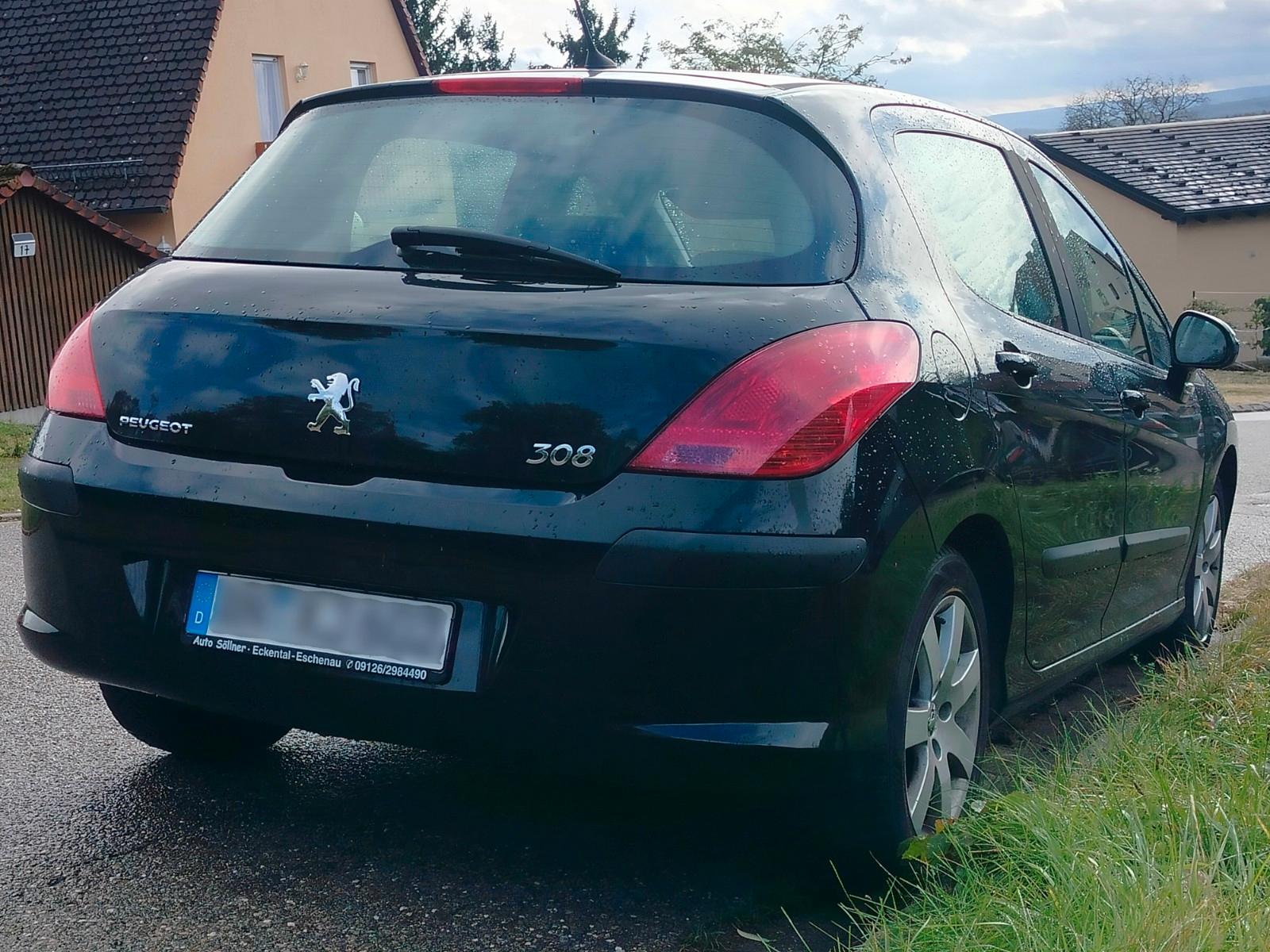 Peugeot 308 2010 — салон