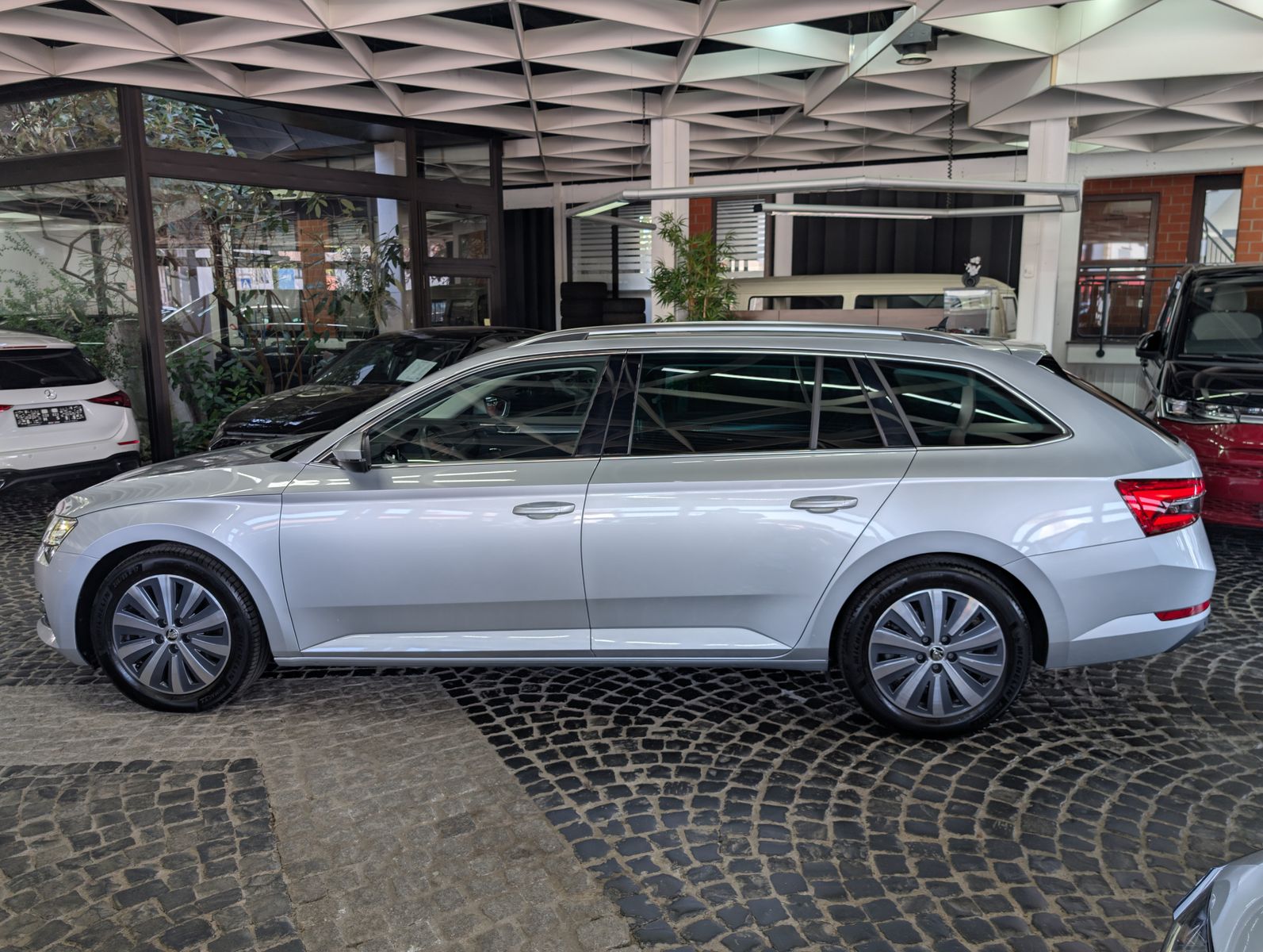 Fahrzeugabbildung SKODA Superb Premium 2.0 TDI PANO LEDER MASSAGE SOUND