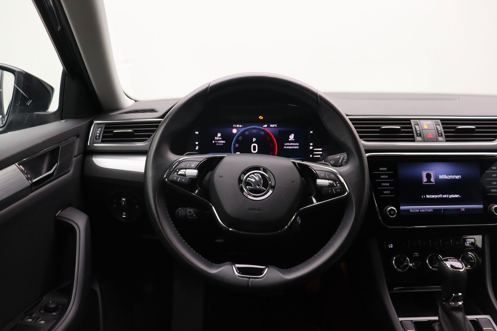 Fahrzeugabbildung SKODA Superb Combi Ambition LED ACC Navi