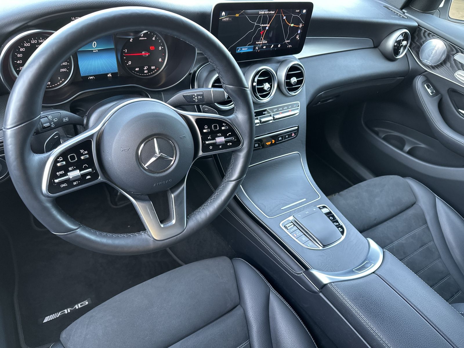 Fahrzeugabbildung Mercedes-Benz GLC 300d 4M AMG-Line NAV+LED+BURMESTER+360°+DAB