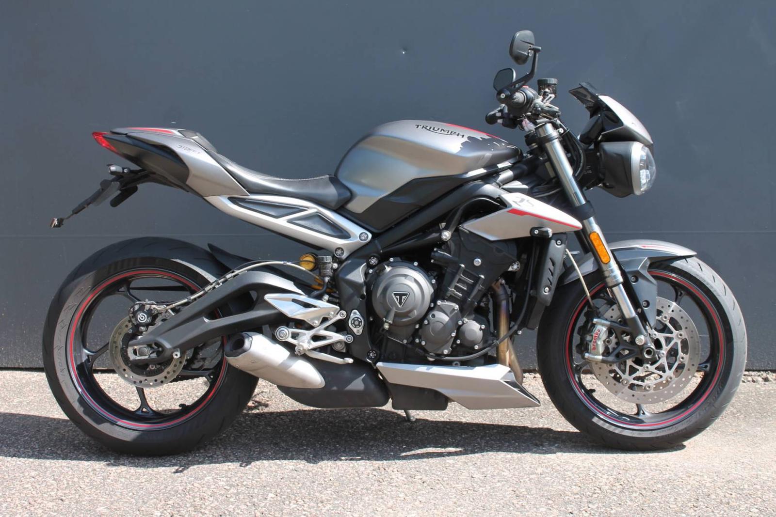 Triumph Street Triple RS mit Öhlins Federbein und Tiefer