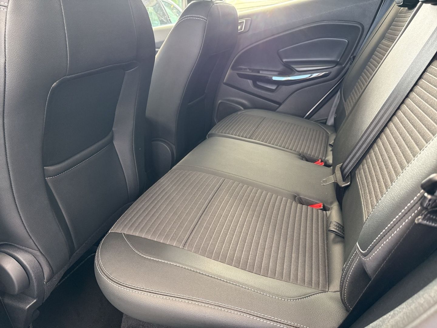 Fahrzeugabbildung Ford EcoSport Titanium Hybrid/Navi/LED/KeyFree/B & O/
