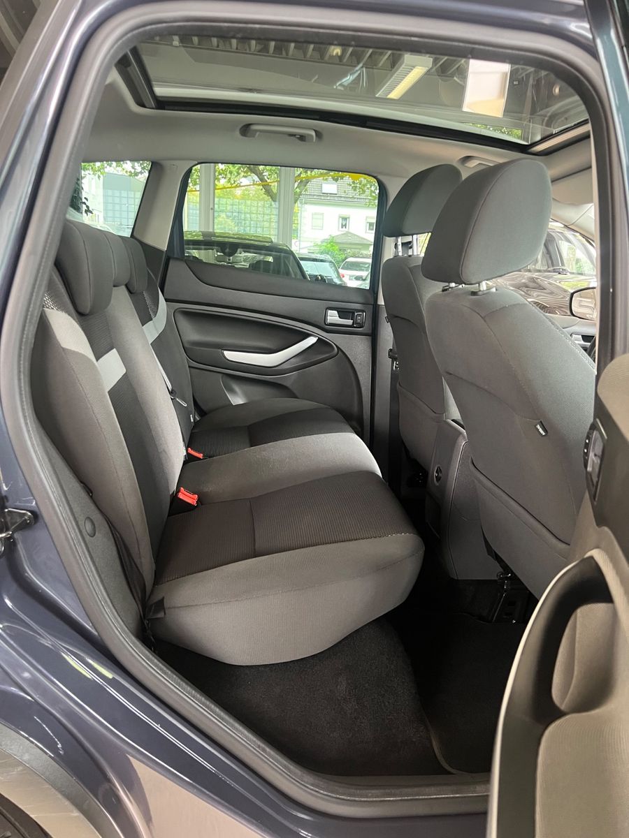 Fahrzeugabbildung Ford Kuga Champions 4x4 Edition *PANO*NAVI*