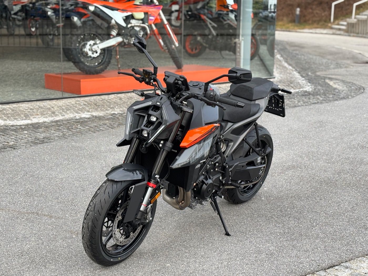 Fahrzeugabbildung KTM 990 Duke Modell 2024
