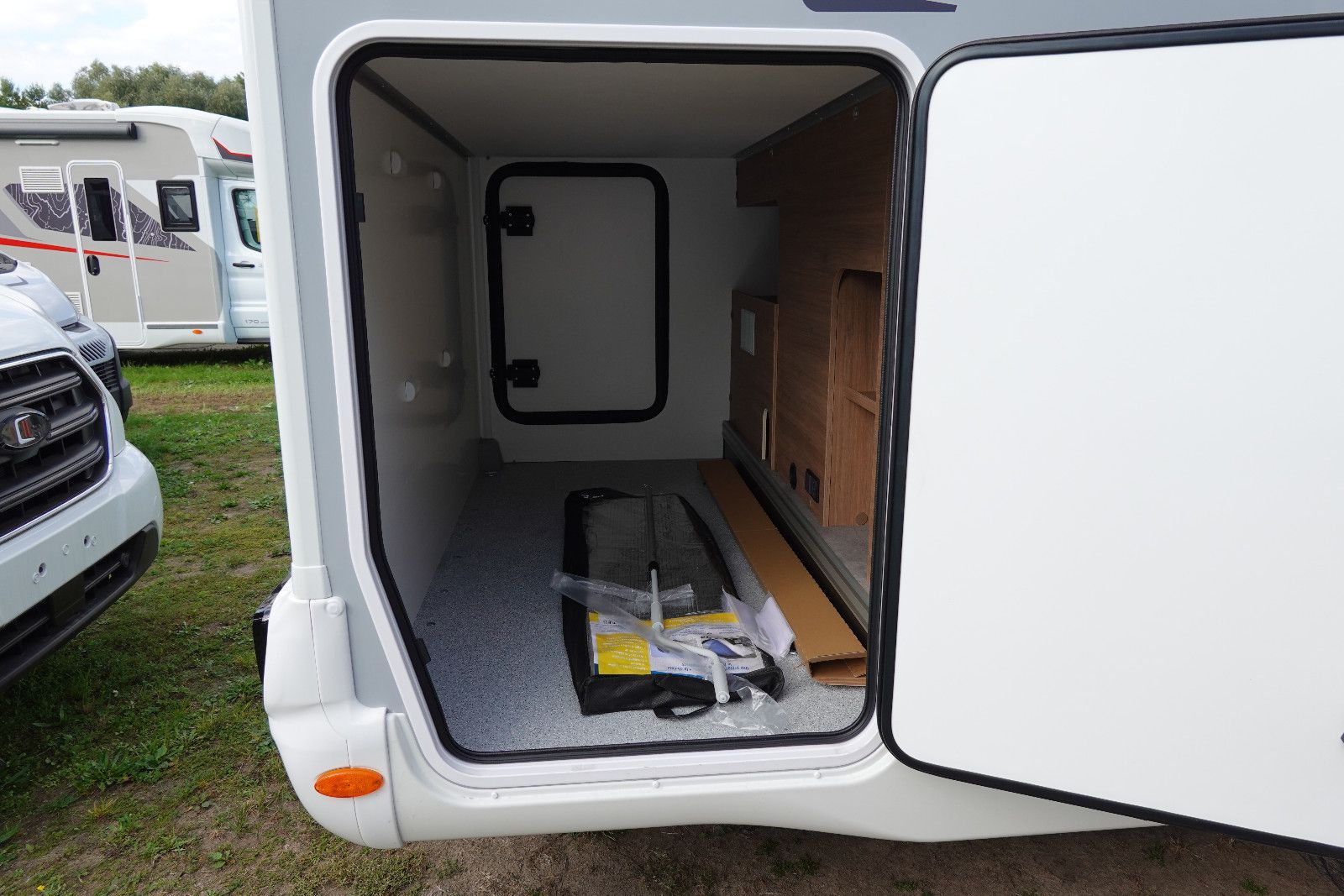 Fahrzeugabbildung Challenger 337 Graphite Edition m. Hubbett M27