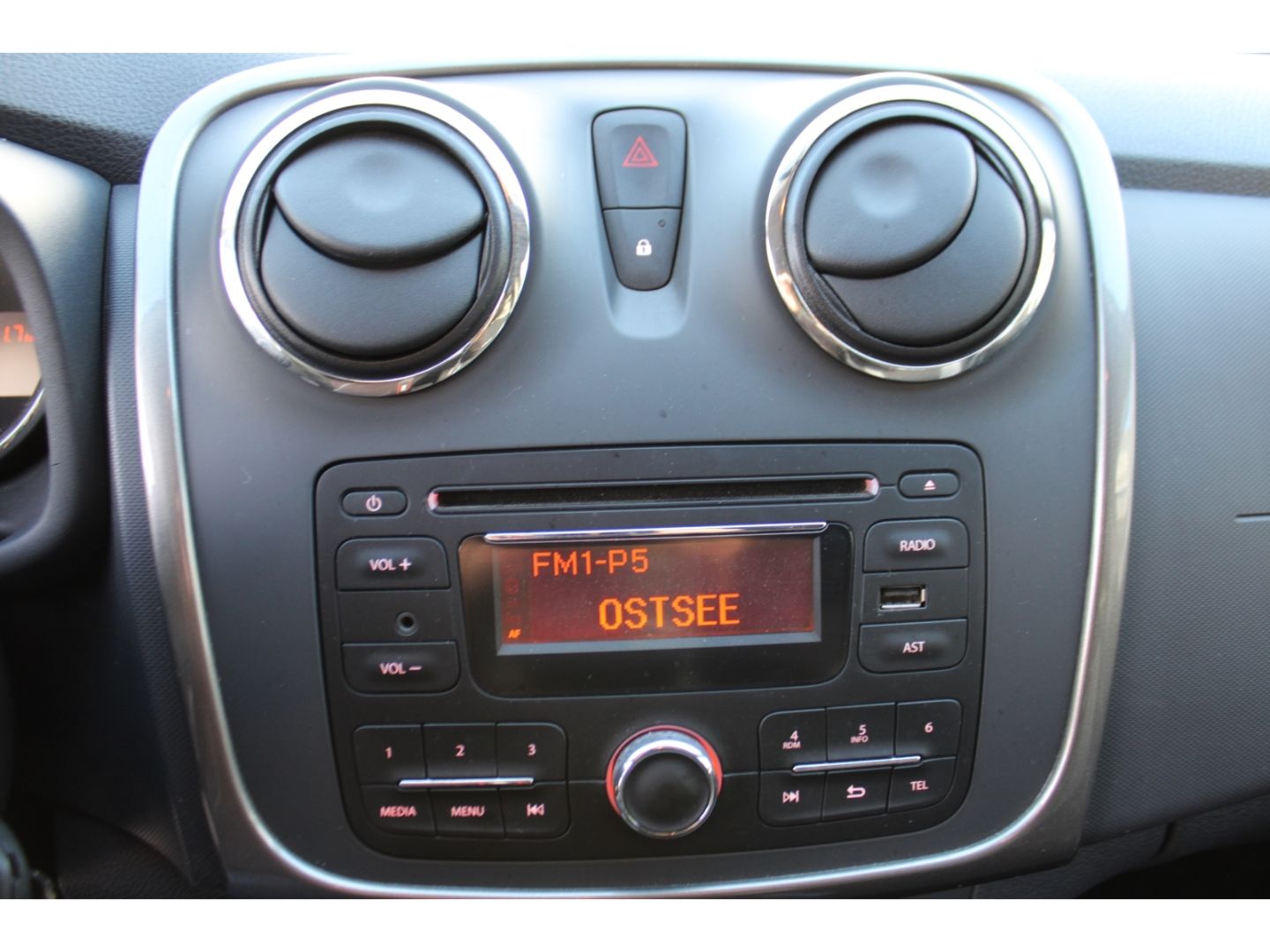 Fahrzeugabbildung Dacia Sandero II Stepway Ambiance GJR DAB Klima Radio/