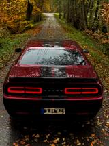 Dodge Challenger V8 Octane Red Alcantara - Dodge Challenger mit Panoramadach