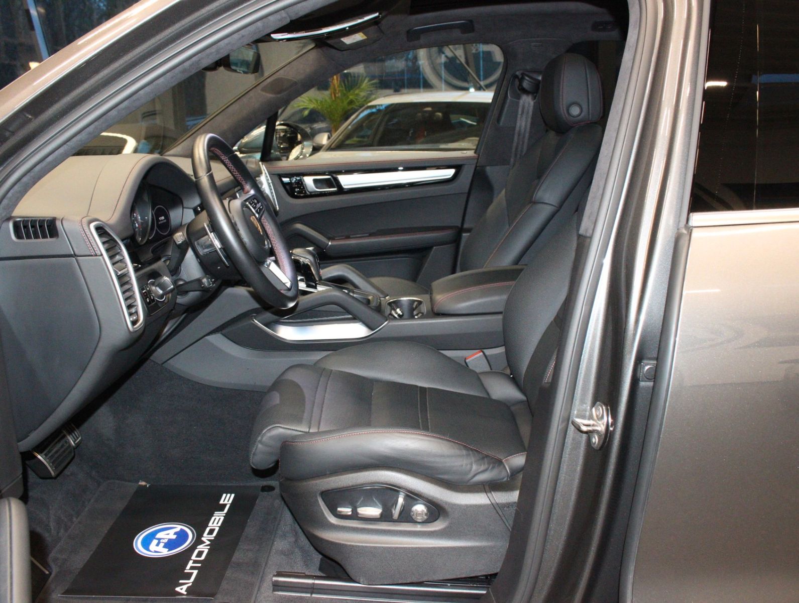 Fahrzeugabbildung Porsche Cayenne Turbo Sport Chrono*Sport Design*VOLL