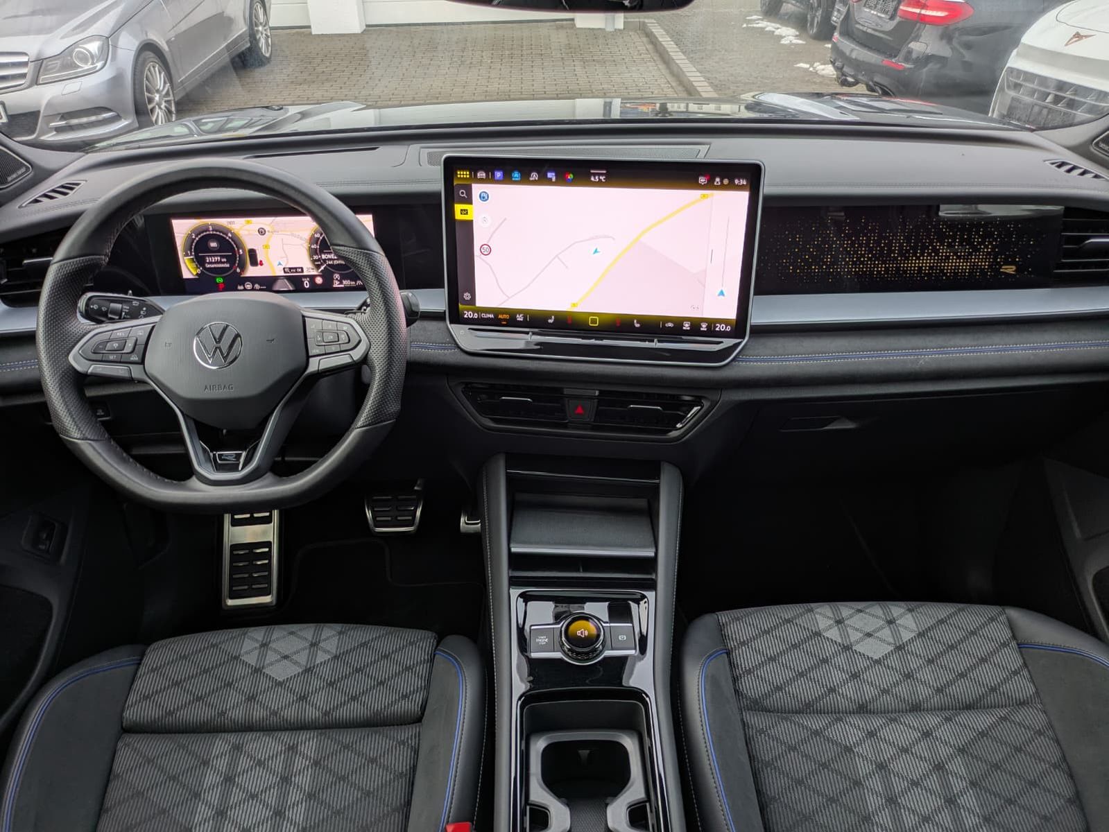 Fahrzeugabbildung Volkswagen Tayron 2.0 TDI 4M R-Line BLACK*7S*IQ-L.*PANO*HUD