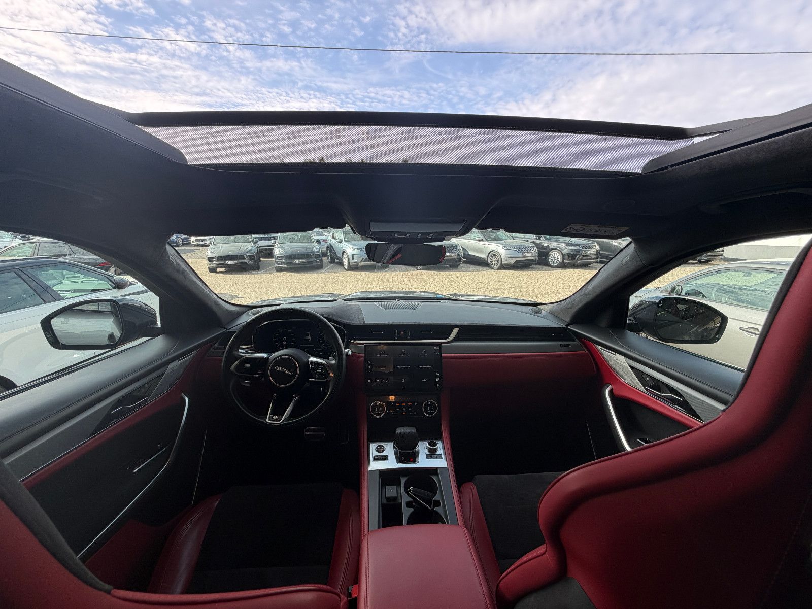 Fahrzeugabbildung Jaguar F-PACE SVR /PANO/MERIDIAN/HUD/360°KAM/MEMORY