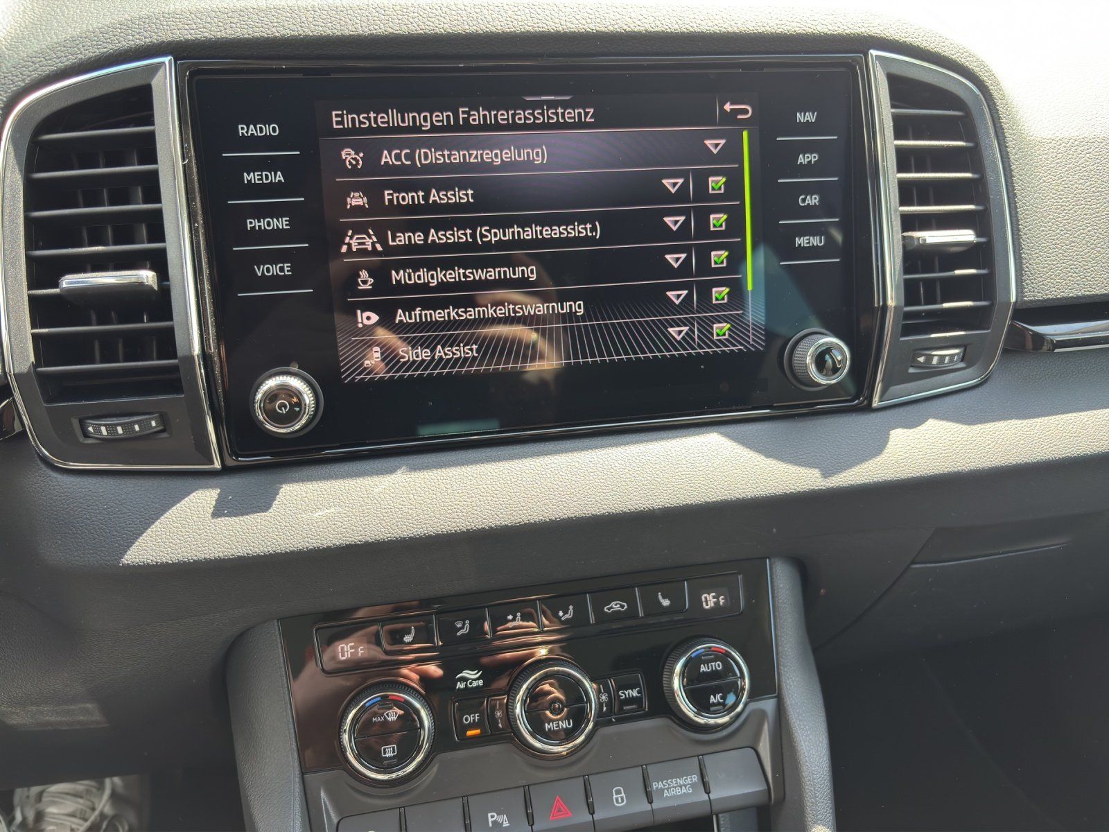 Fahrzeugabbildung SKODA Karoq Balance 1,5 TSI DSG ACC+AHK+MATRIX+KAMERA