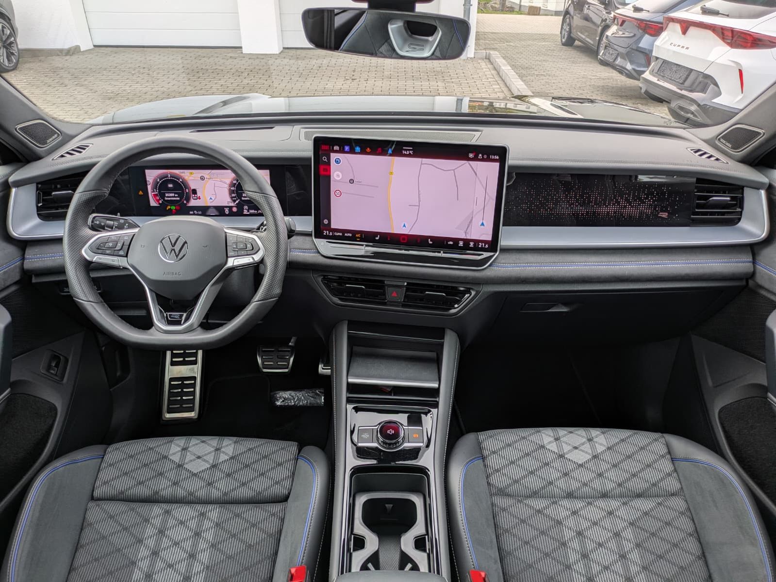 Fahrzeugabbildung Volkswagen Tayron 2.0 TDI 4M R-Line 7Si*MATRIX*AHK*PANO*HUD