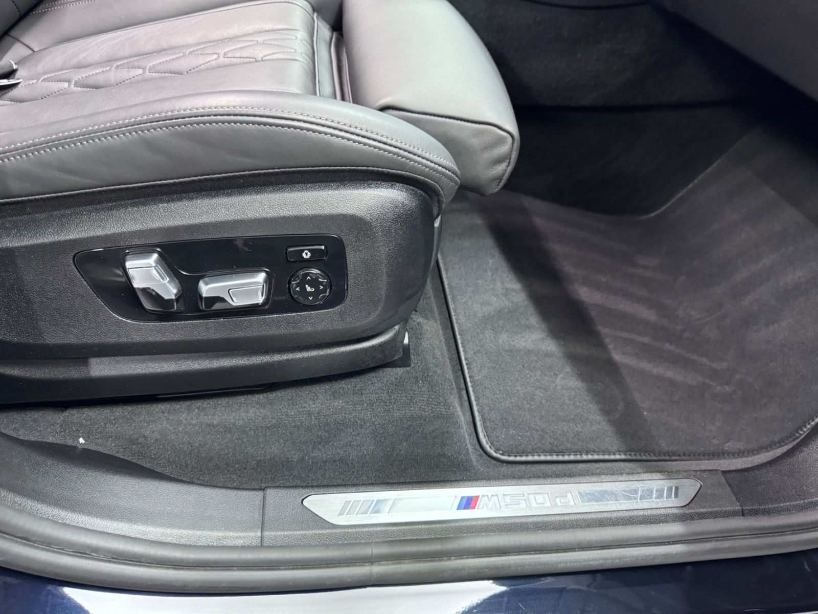 Fahrzeugabbildung BMW X5 M50d |LUFT|LASER|22-ZOLL|PANO|HEAD-UP|AHK