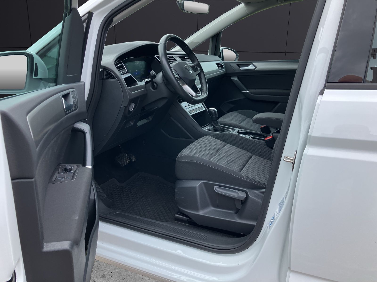 Fahrzeugabbildung Volkswagen Touran TSI Comfortline DSG LED Navi ACC PDC SH