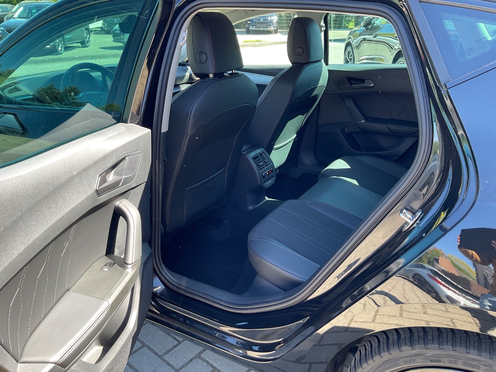 Fahrzeugabbildung CUPRA Leon 1.5 eTSI DSG,Kamera,Navi,LED,Carplay,ACC