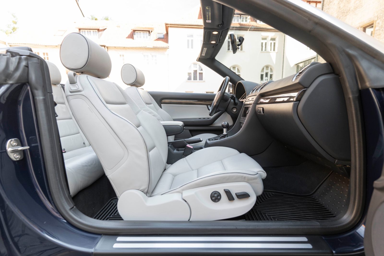 Fahrzeugabbildung Audi S4 Cabriolet 4.2 quattro TEMPOMAT M+S LEDER