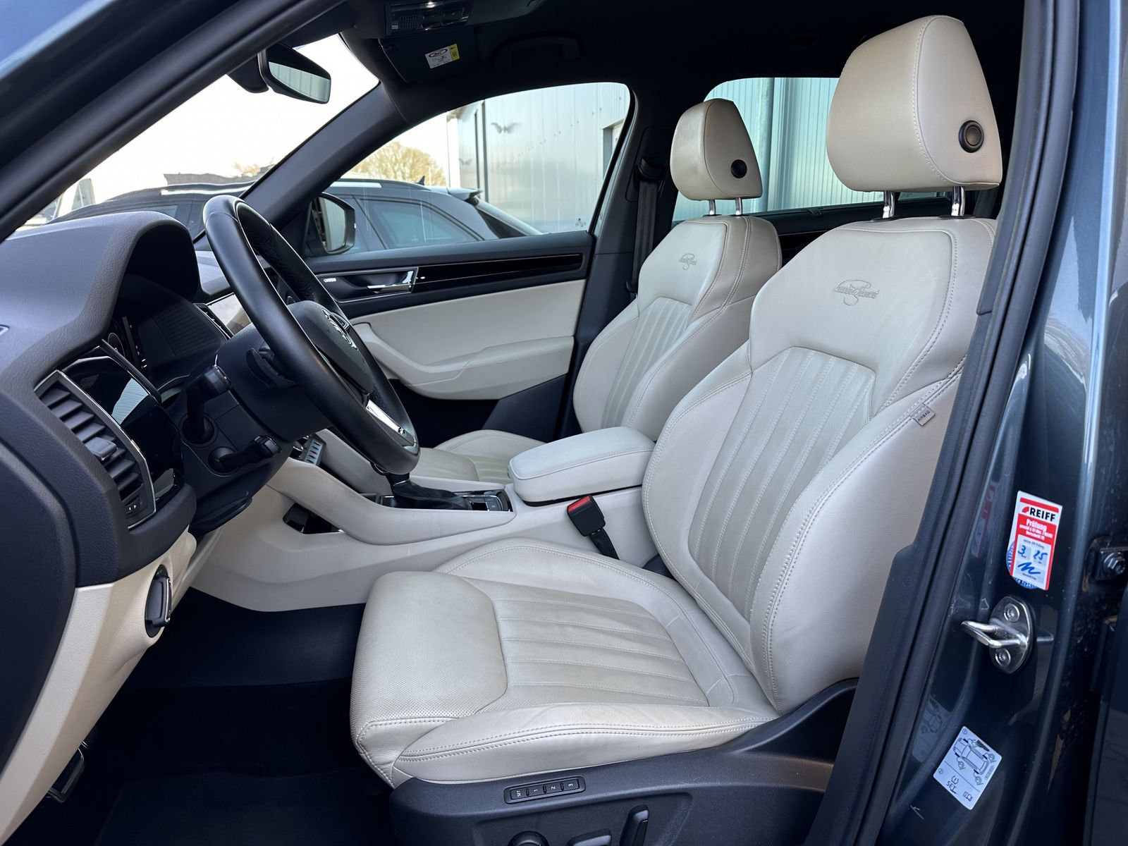 Fahrzeugabbildung SKODA Kodiaq 2.0 TSI DSG L&K 4x4 NAV+LED+360°+CARPLAY
