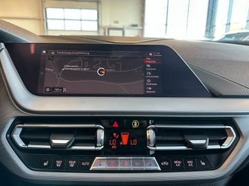 BMW 120 i *HEAD-UP*StandHZ*AHK*SPORT*2-ZONEN*CARPLAY