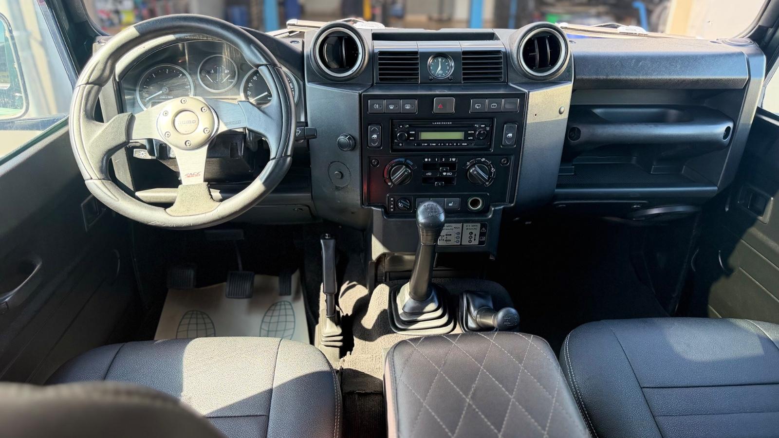 Land Rover Defender 110 Station Wagon 2.4 TD4 | 122 ch | BVM | Sièges sport chauffants | Attelage | Pare-brise chauffant | Jantes alliage